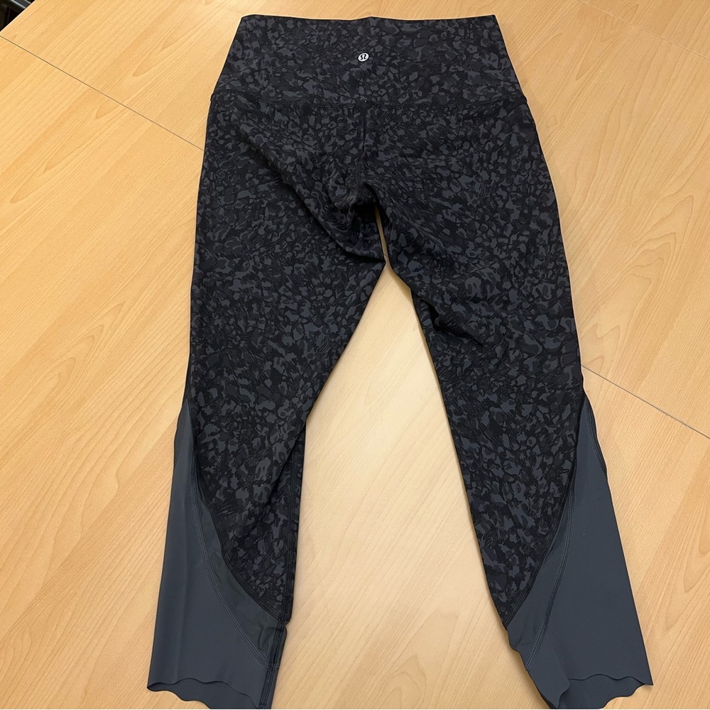 Lululemon Wunder Under Crop High-Rise Scallop Full-On Luxtreme 23" Size 8 - Picture 5 of 7